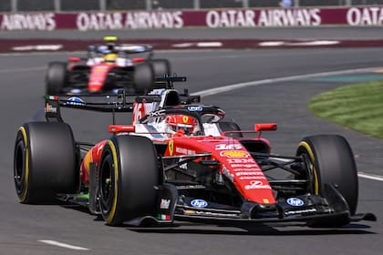 El recientemente casado Charles Leclerc y Lewis Hamilton quedaron arriba en la primera prueba del Mundial de Frmula 1; el monegasco hizo una considerable diferencia, de casi medio segundo.