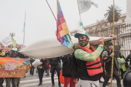El reclamo comenzó hace una semana cuando una caravana de más de 60 kayakistas miembros de la Multisectorial Humedales remaron a lo largo de 350 kilómetros por la cuenca del Paraná