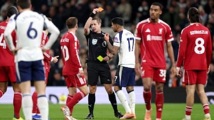 El reclamo de Cuti Romero en el partido contra Liverpool; enfrente, Alexis Mac Allister