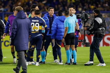 El reclamo de los jugadores y cuerpo técnico de Boca al árbitro tras el final del partido