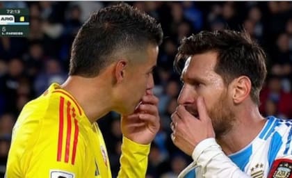 El reclamo de Messi a James Rodríguez cara a cara, durante el duelo entre Argentina y Colombia