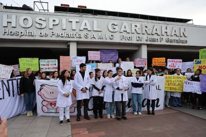 El reclamo salarial en el Hospital Garrahan se enmarca en una protesta más amplia contra los recortes del gobierno de Javier Mile