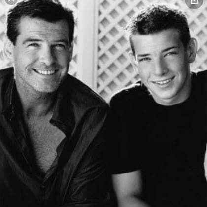 El reconocido actor Pierce Brosnan en su juventud junto a su hijo Sean
