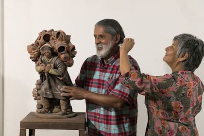 El reconocido alfarero Ricardo Ríos en su taller de Palpalá, con Paulina, su mujer,  y una de sus piezas de arcilla de exportación.
