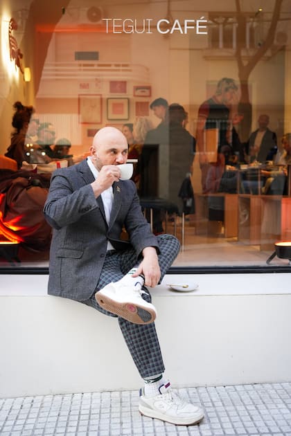 El reconocido chef Germán Martitegui, tomando un café