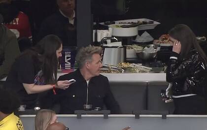 El reconocido chef Gordon Ramsay apareció en las tribunas en minutos previos al arranque