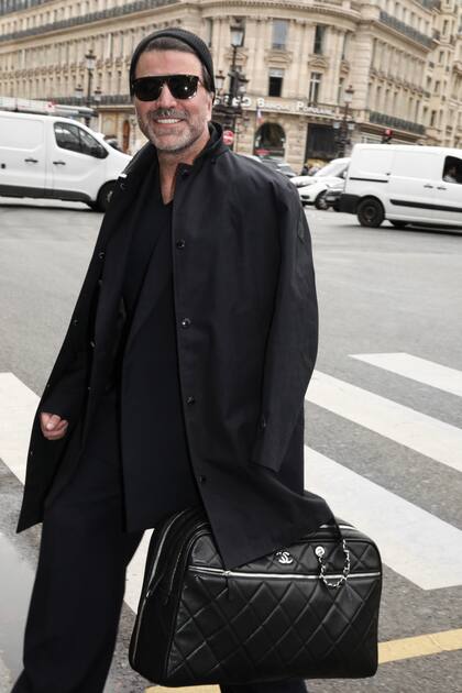 El reconocido diseñador pasea por la Ciudad Luz y sueña con instalar un atelier