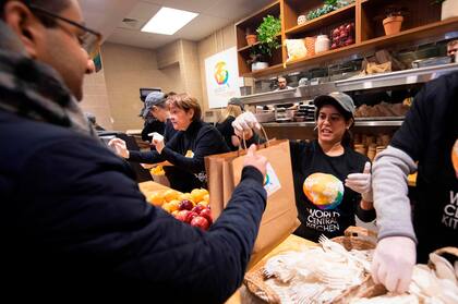 El reconocido español José Andrés entrega en Washington sándwiches, comida caliente y frutas