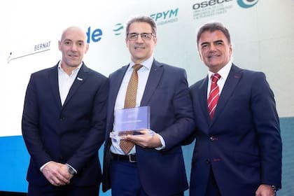 El reconocimiento a Laboratorio Bagó, recibido por Hernán Da Cunha, su director de Relaciones Institucionales, de manos del viceministro de Salud de la Nación, Leonardo Busso, y Cristian Mazza