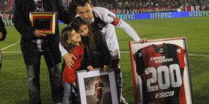 El reconocimiento a los 200 partido de Lucas Bernardi