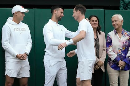 El reconocimiento de Djokovic hacia Andy Murray; observan Holger Rune, Conchita Martinez y Martina Navratilova