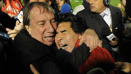 El recordado abrazo de Maradona y Bilardo