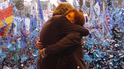 El recordado abrazo entre Néstor y Cristina Kirchner ante la militancia