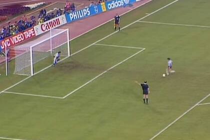 El recordado gol de penal de Maradona a Italia en el mundial de 1990