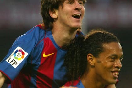 El recordado primer festejo de Messi junto con Ronaldinho, quien le dio el pase