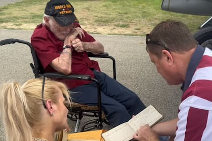 El recorrido aéreo incluyó zonas ligadas a la infancia del protagonista y a comunidades de excombatientes