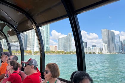 El recorrido del ferry atraviesa toda la bahía