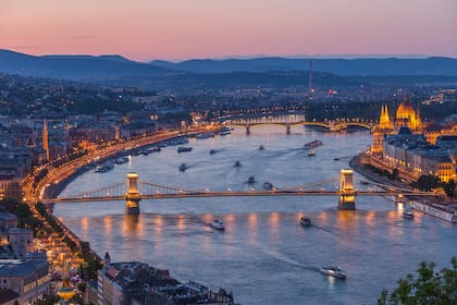 El recorrido en barco del Danubio en Budapest será una excursión encantadora para las personas de Escorpio