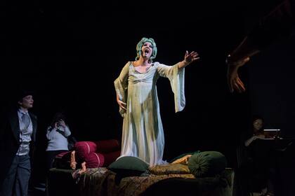 El recorrido incluye interpretaciones musicales, como la de esta mujer con cabeza de medusa