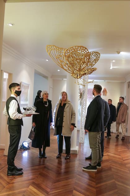 El recorrido por los cuartos permitió ver las obras y disfrutar de los vinos de Saint Felicien y el catering del NH Collection