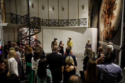 El recorrido por los diferentes escenarios de Colón Fábrica. Los invitados pudieron observar vestuarios y escenografías de obras como "El lago de los cisnes", "Los cuentos de Hoffman" y "Romeo y Julieta", entre otros.