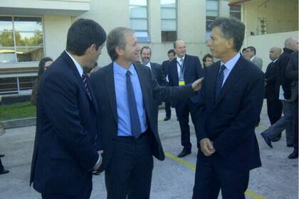 El rector de la Universidad Di Tella, Ernesto Schargrodsky, oficia de anfitrión de Juan Manuel Abal Medina y Mauricio Macri