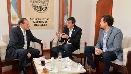 El rector de la Universidad Nacional de Salta, Victor Hugo Claros, Esteban Bullrich y Juan Collado, referente del PRO en Salta