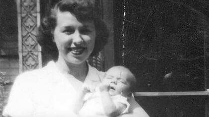 El recuerdo de su madre y un video de su infancia, la última carta de Hillary Clinton para convencer a los indecisos