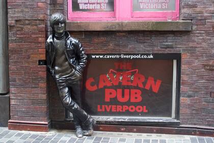 El recuerdo, en la vereda del histórico pub de Liverpool