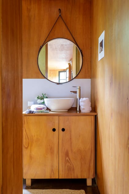 El recurso de la madera hace eco hasta en el baño.