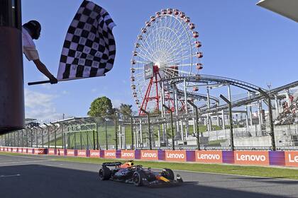 El Red Bull de Max Verstappen cruzando la línea de meta para ganar el Gran Premio de Japón, en Suzuka, el 24 de septiembre pasado