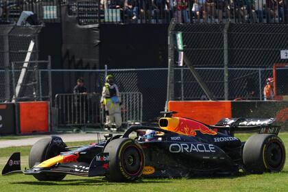 El Red Bull de Max Verstappen sobre el pasto; sucedió en la vuelta inicial, pero el neerlandés recuperó de inmediato (AP Photo/Moises Castillo)