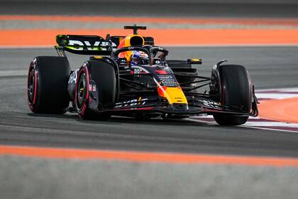 El Red Bull de Verstappen, en acción sobre la pista de Lusail