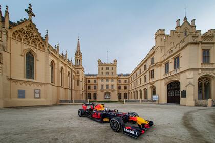 El Red Bull RB7 al comando de David Coulthard en las calles de Lednice, República Checa