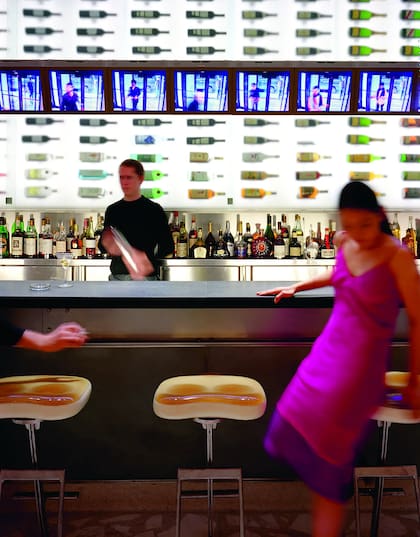 El rediseño de la Brasserie en el Edificio Seagram en Park Avenue incluyó cámaras que transmitían la llegada de los clientes en pantallas suspendidas sobre la barra