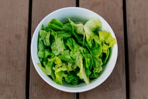 La verdura ideal para ensaladas que pocos usan y tiene cuatro veces más fibra