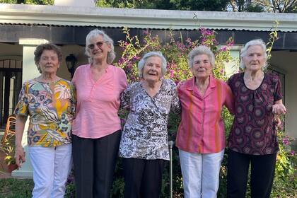 El reencuentro de las Ugalde: De derecha a izquierda: Elba, de 89, Amalia, de 87, Noemí, de 85, Nelly, de 83 y María Esther, de 81