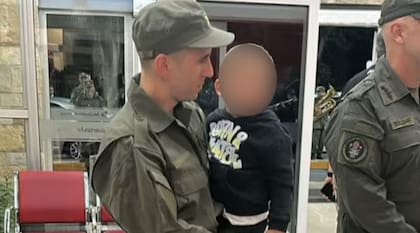 El reencuentro de Nahuel Gallo con su hijo tras el arribo a la Argentina.