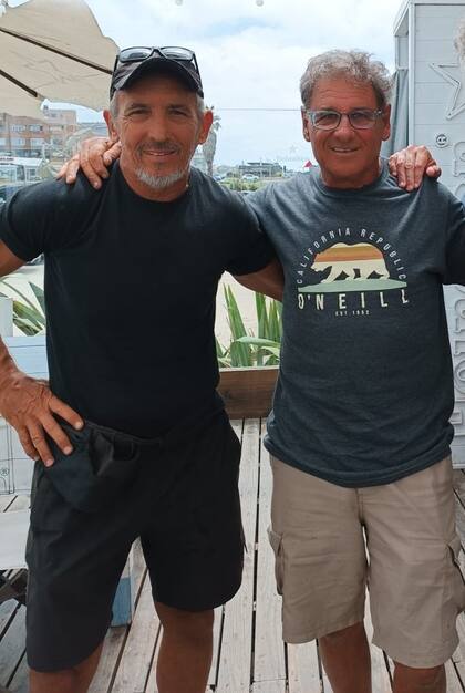 El reencuentro entre Néstor y Miguel, el vendedor de jugos y concesionario de la banana en Pinamar