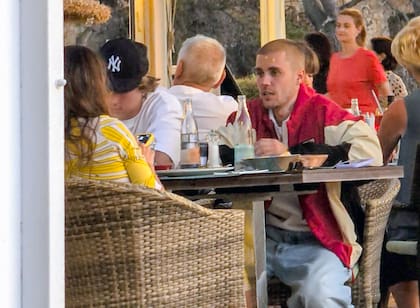 El reencuentro romántico de Justin y Hailey Bieber tuvo lugar luego de varias actitudes erráticas del cantante que llamaron la atención e hicieron preocupar a sus fanáticos. Las postales, en donde se lo ve animado y sonriente, son un paréntesis entre rumores de abuso de sustancias, peleas matrimoniales y un largo parate en su carrera