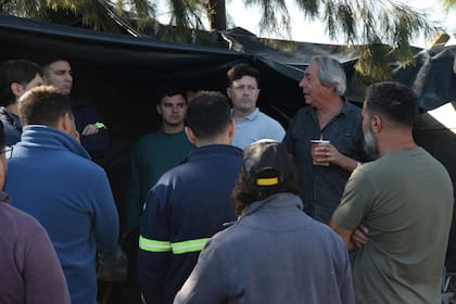 El referente de SOEA, Daniel Succi, en diálogo con operarios en San Lorenzo, Santa Fe