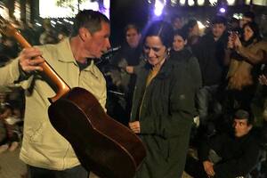 Julieta Venegas sorprendió con su música a personas en situación de calle