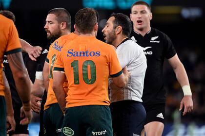 El referí Mathieu Raynal, rodeado de jugadores australianos