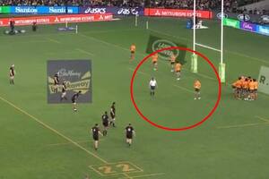 El referí Raynal le habla a Folley para que patee