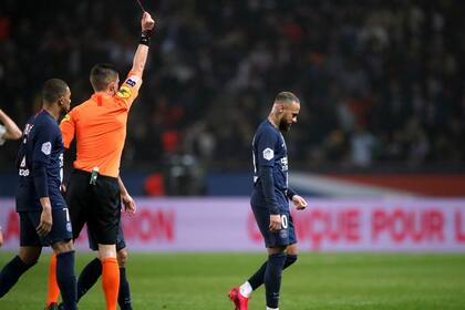 El árbitro Willy Delajod le saca la roja a Neymar