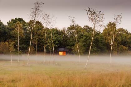 El refugio está en medio de un valle verde.