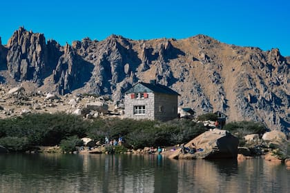 El refugio Frey homenajea al ingeniero Emilio Frey, que fue integrante de la Comisión de Límites presidida por el perito Francisco Moreno.