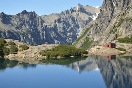 El Refugio Manfredo Segre (también conocido como Italia) está junto a la Laguna Negra.