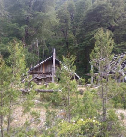 El refugio Motoco fue completamente consumido por las llamas.