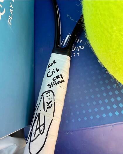 El regalo de Djokovic para Ronaldo (Foto: @lisboaracketcentre)